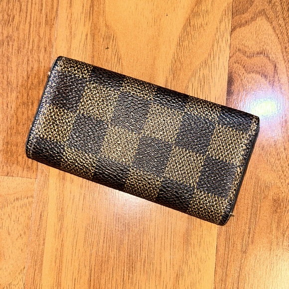 Authentic Louis Vuitton
Damier Ebene Multicles 4 Key Holder - Picture 7 of 13